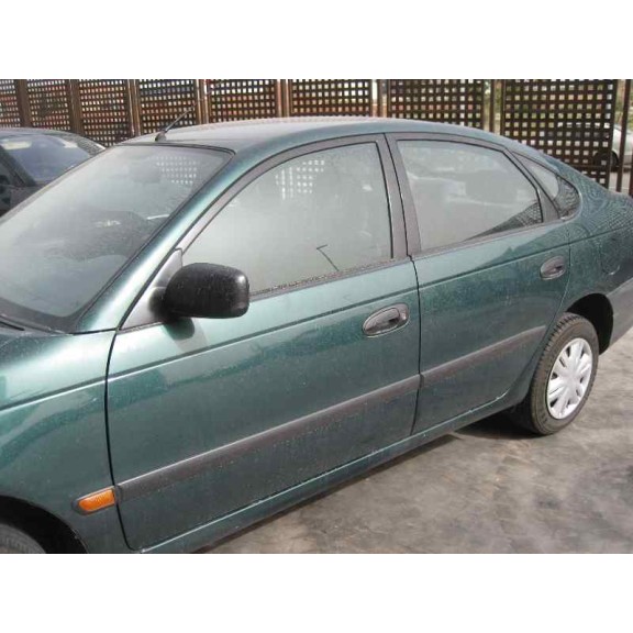 toyota avensis berlina (t 22) del año 1999