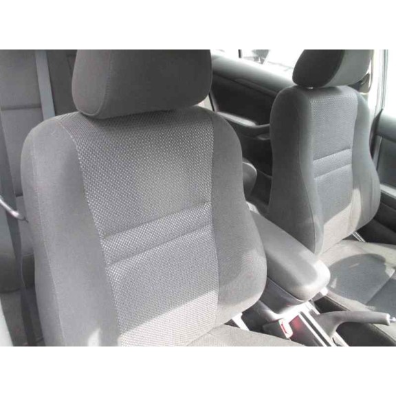 toyota avensis berlina (t25) del año 2004