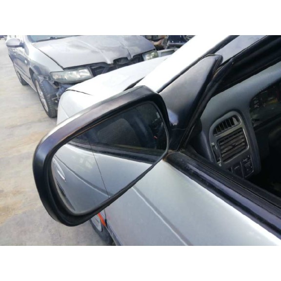 toyota avensis berlina (t 22) del año 2001