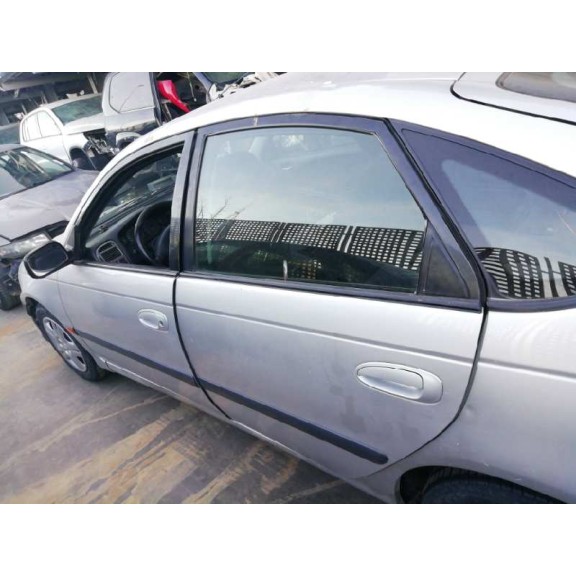 toyota avensis berlina (t 22) del año 2001