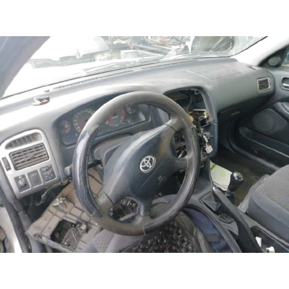 toyota avensis berlina (t 22) del año 2001