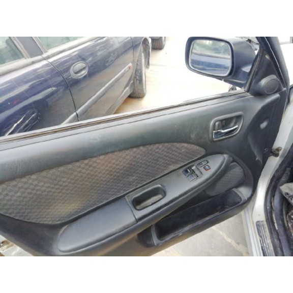 toyota avensis berlina (t 22) del año 2001