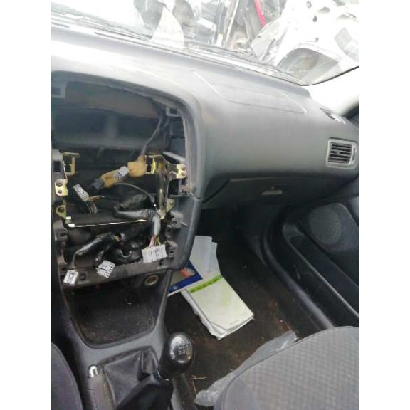 toyota avensis berlina (t 22) del año 2001