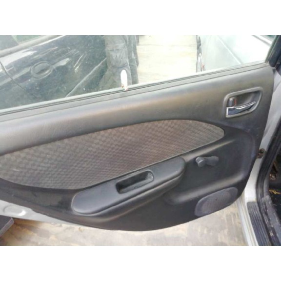 toyota avensis berlina (t 22) del año 2001