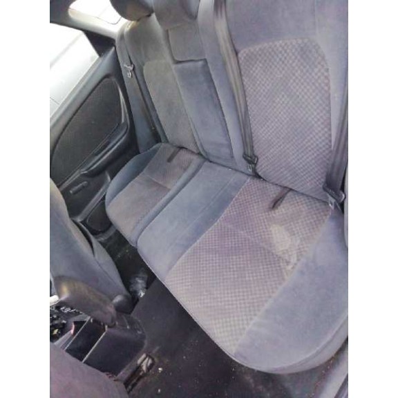 toyota avensis berlina (t 22) del año 2001