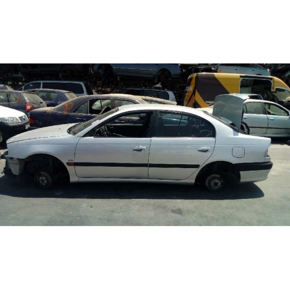 toyota avensis berlina (t 22) del año 2001