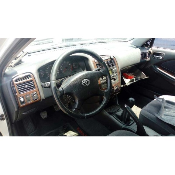 toyota avensis berlina (t 22) del año 2001