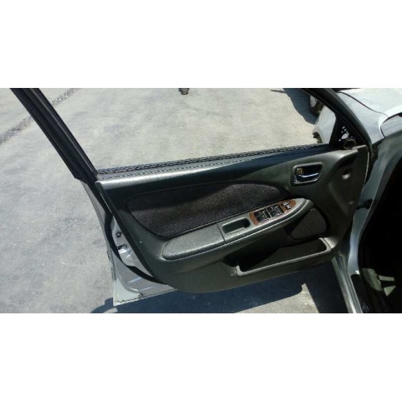 toyota avensis berlina (t 22) del año 2001