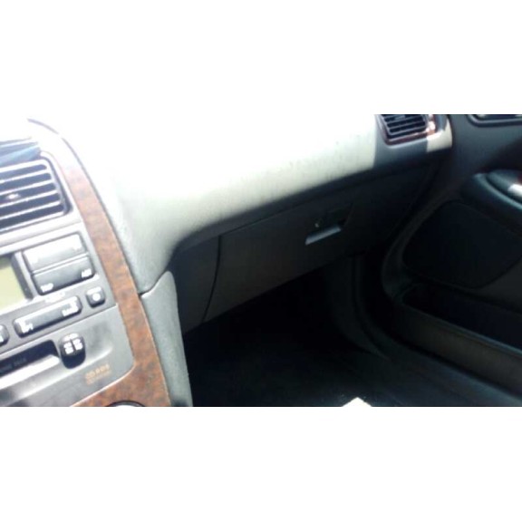 toyota avensis berlina (t 22) del año 2001