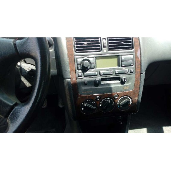 toyota avensis berlina (t 22) del año 2001