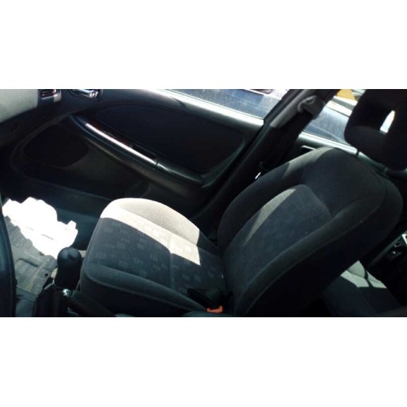 toyota avensis berlina (t 22) del año 2001