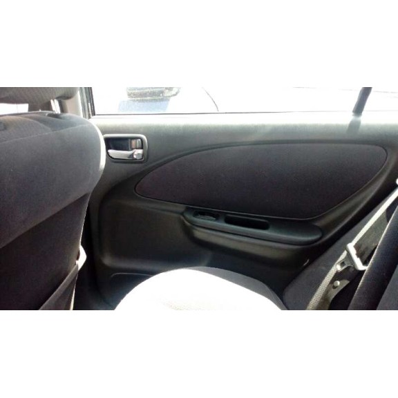 toyota avensis berlina (t 22) del año 2001