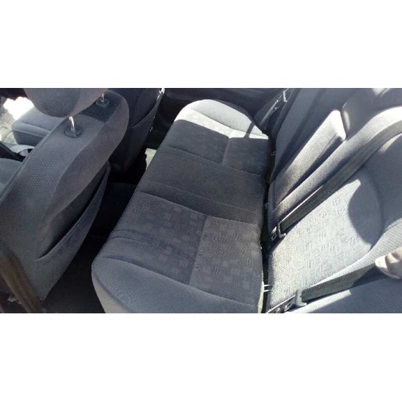 toyota avensis berlina (t 22) del año 2001