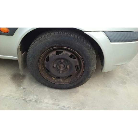 ford fiesta berlina del año 1999