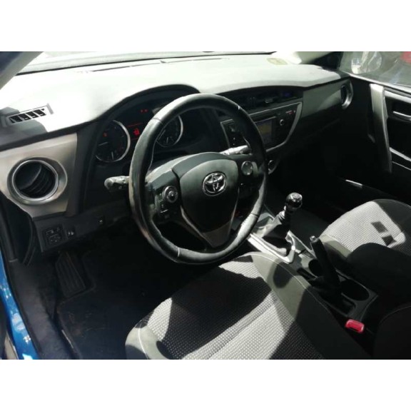 toyota auris del año 2012