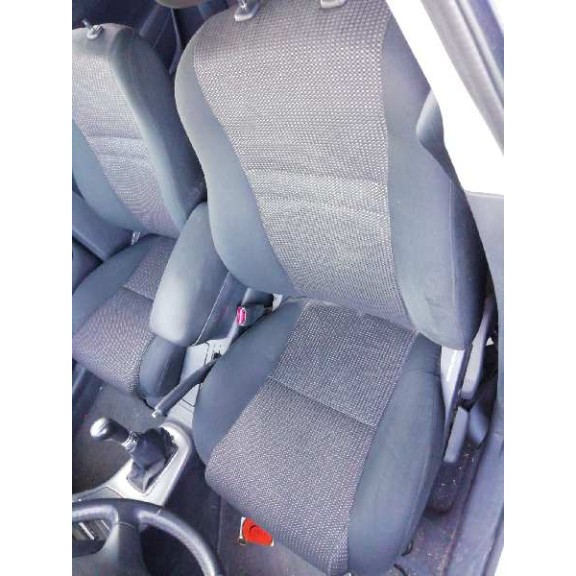 toyota avensis berlina (t25) del año 2006