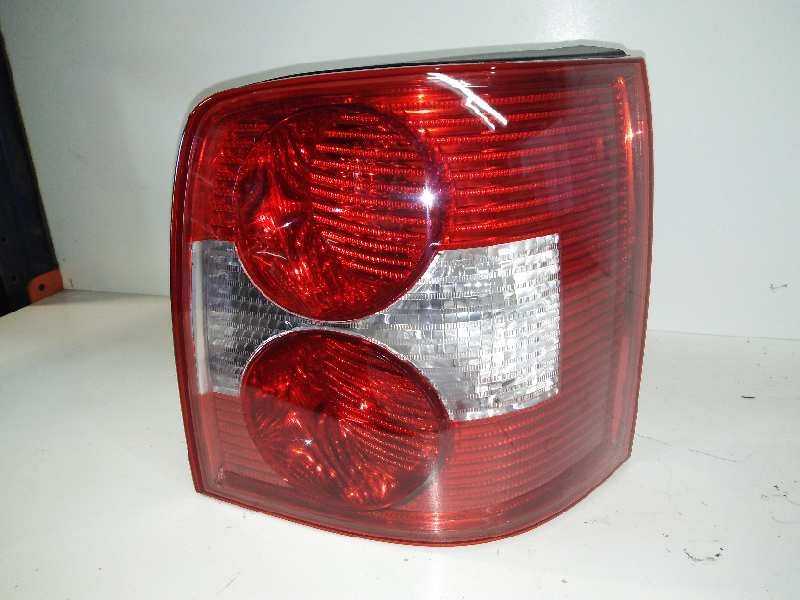 Recambio de piloto trasero derecho para volkswagen passat variant (3b6) referencia OEM IAM  ROJO- BLANCO 