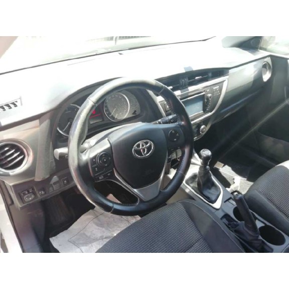 toyota auris del año 2014