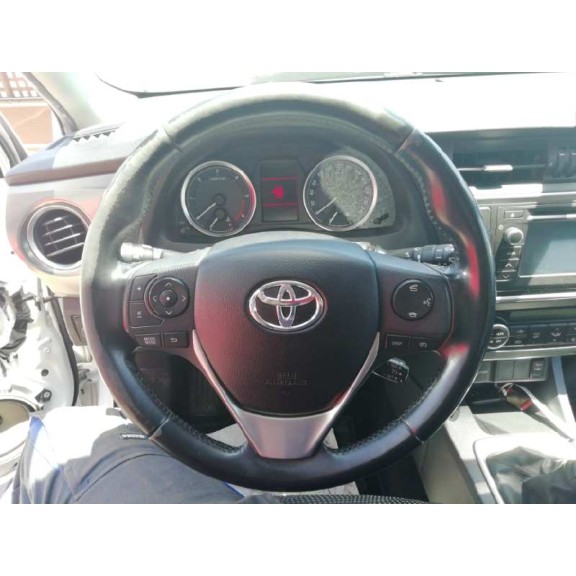 toyota auris del año 2014
