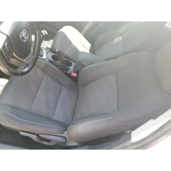 toyota auris del año 2014