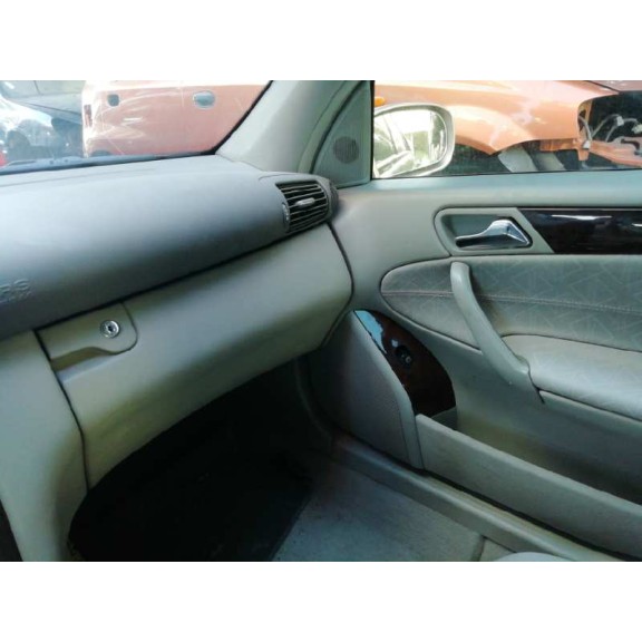 mercedes-benz clase c (w203) berlina del año 2001