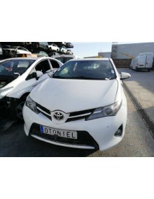 toyota auris del año 2013