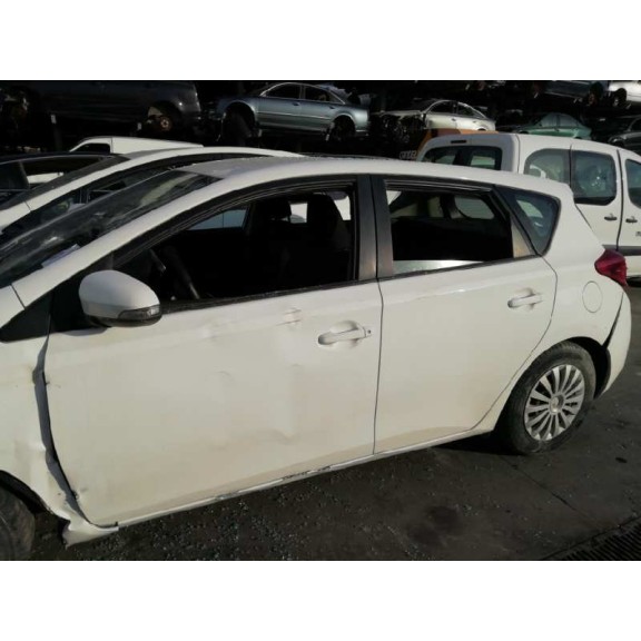 toyota auris del año 2013