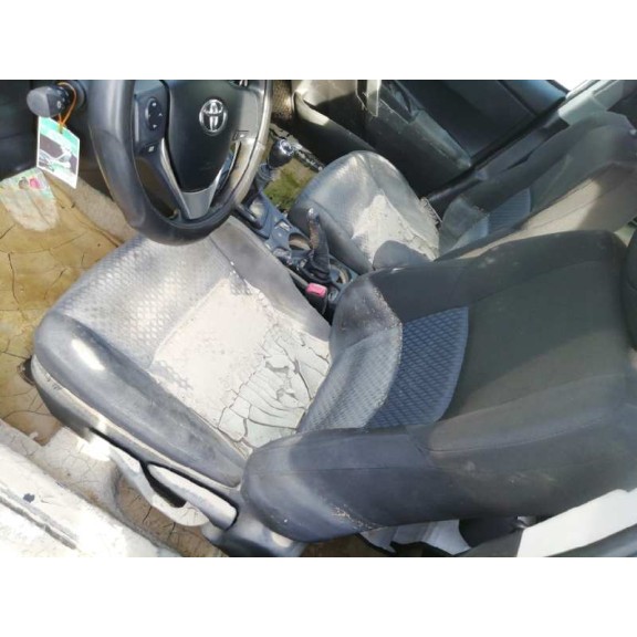 toyota auris del año 2013