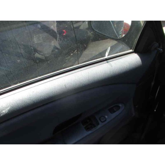 mitsubishi carisma berlina 5 (da0) del año 2000