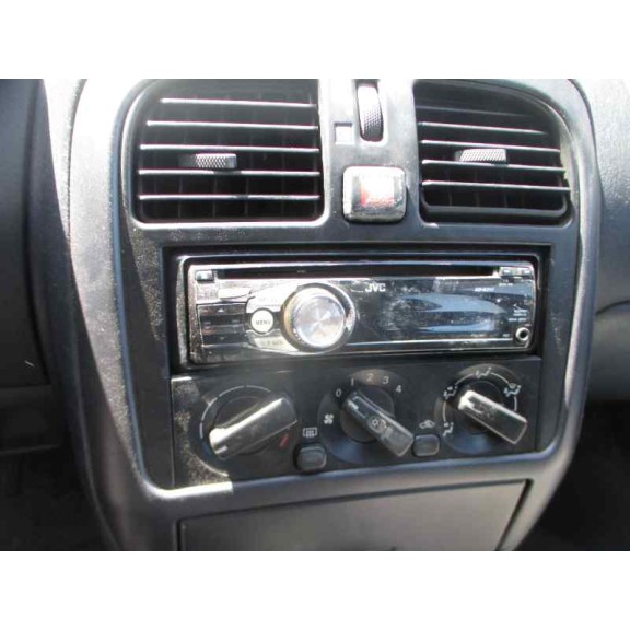 mitsubishi carisma berlina 5 (da0) del año 2000