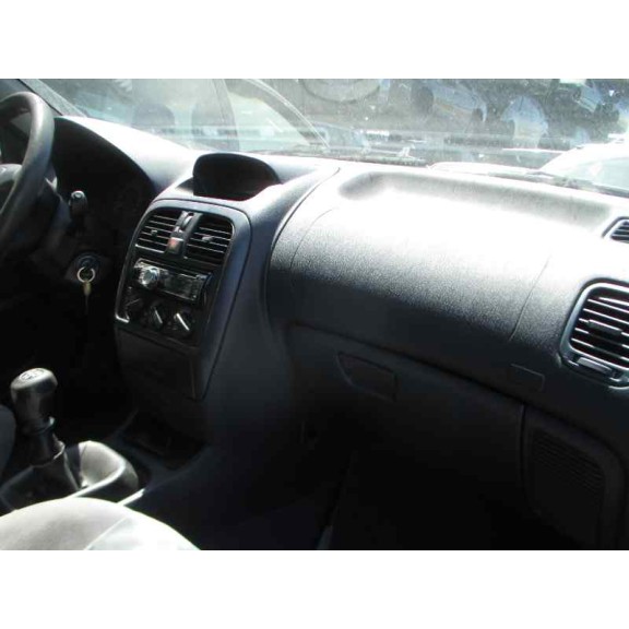 mitsubishi carisma berlina 5 (da0) del año 2000