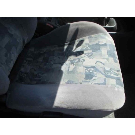 mitsubishi carisma berlina 5 (da0) del año 2000