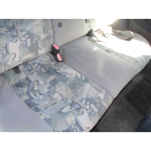 mitsubishi carisma berlina 5 (da0) del año 2000