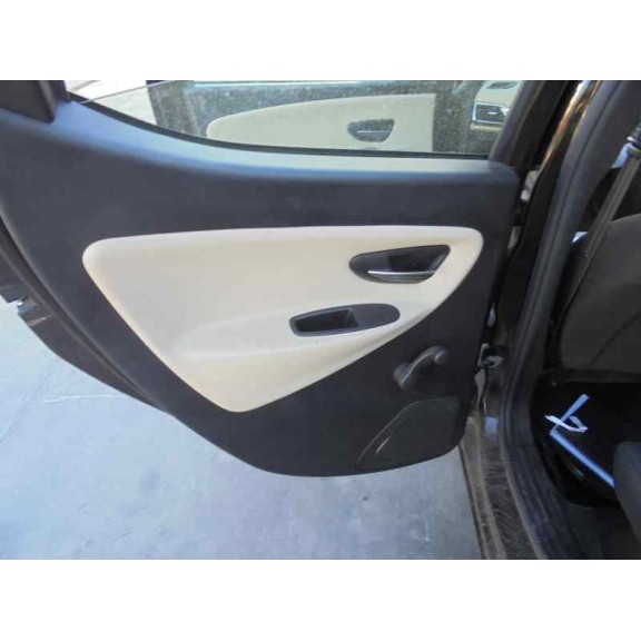 lancia ypsilon (402) del año 2013