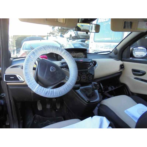 lancia ypsilon (402) del año 2013