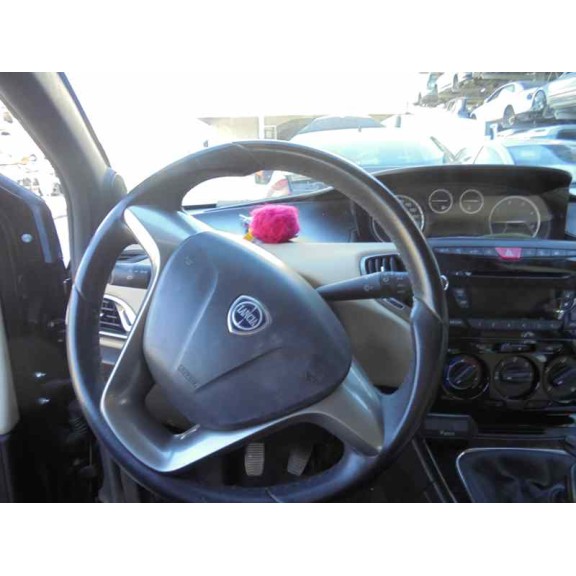 lancia ypsilon (402) del año 2013