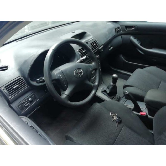 toyota avensis berlina (t25) del año 2005