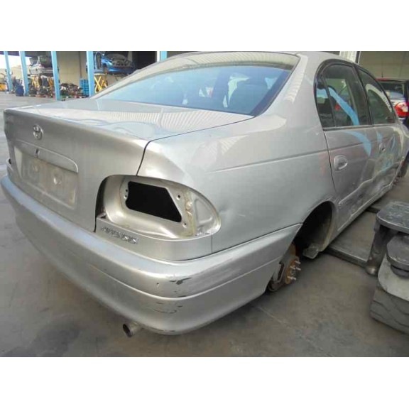 toyota avensis berlina (t 22) del año 2001