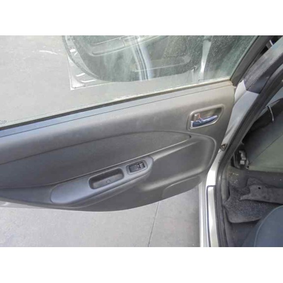 toyota avensis berlina (t 22) del año 2001