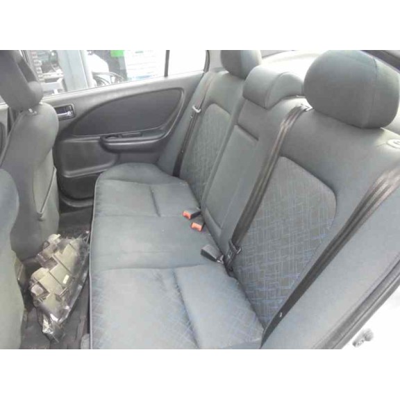 toyota avensis berlina (t 22) del año 2001