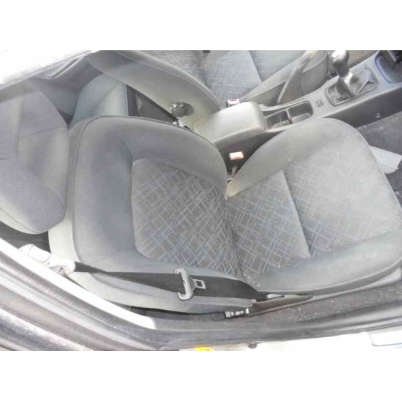 toyota avensis berlina (t 22) del año 2001