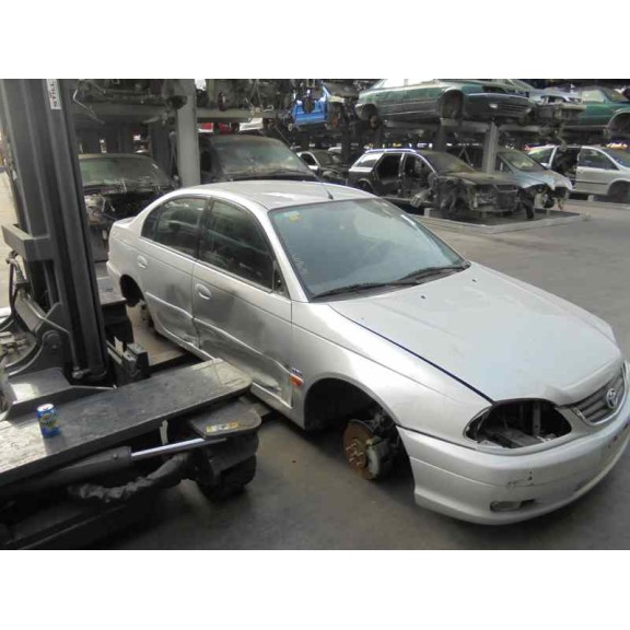 toyota avensis berlina (t 22) del año 2001