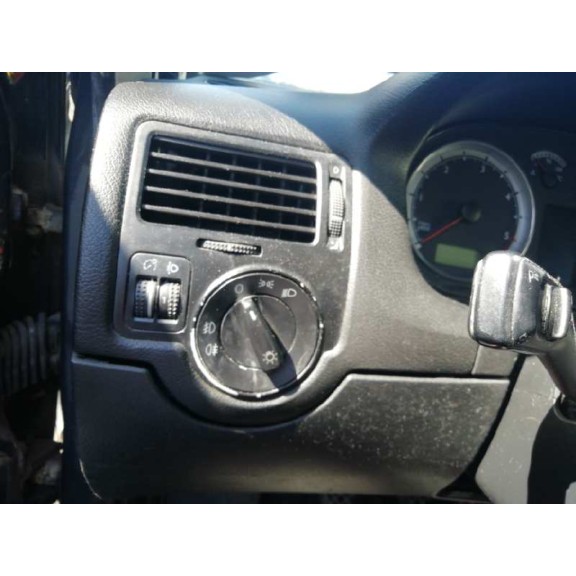 volkswagen bora berlina (1j2) del año 2003