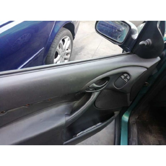 ford focus berlina (cak) del año 2001