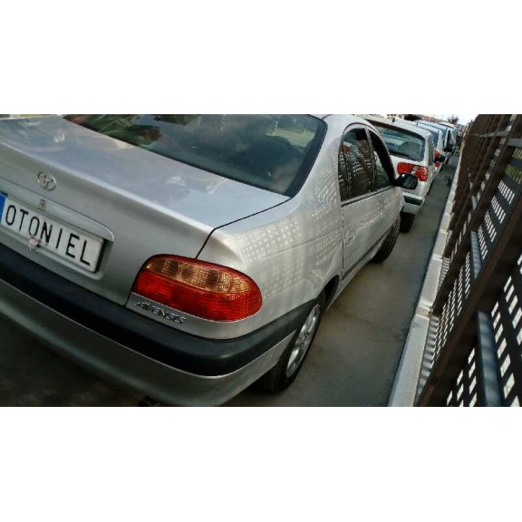 toyota avensis berlina (t 22) del año 2000