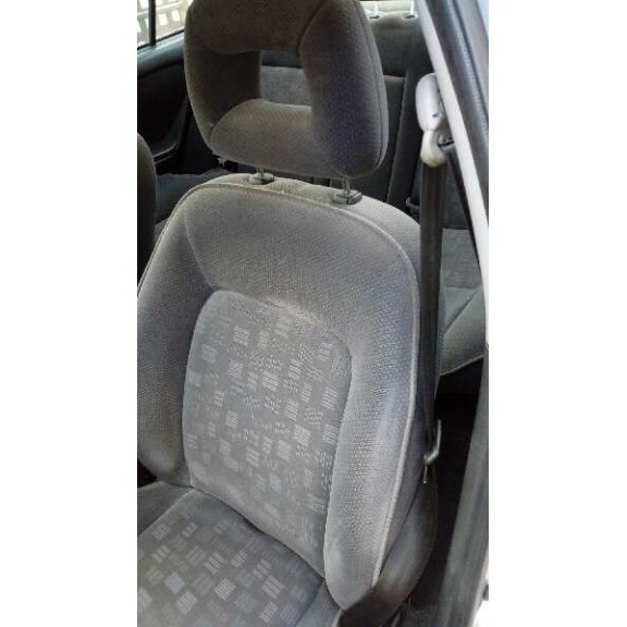 toyota avensis berlina (t 22) del año 2000