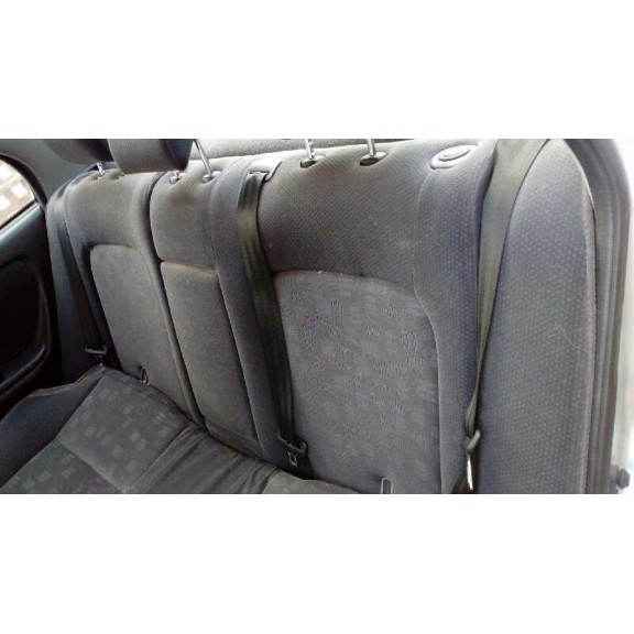 toyota avensis berlina (t 22) del año 2000