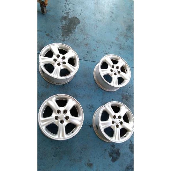 toyota avensis berlina (t 22) del año 2000