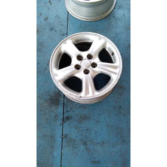 toyota avensis berlina (t 22) del año 2000