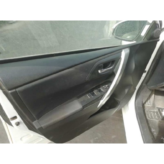 toyota auris del año 2014